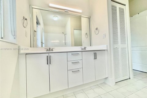 Снять в аренду таунхаус в Майами, Флорида 3 спальни, 166.3м2, № 2044260 - фото 26