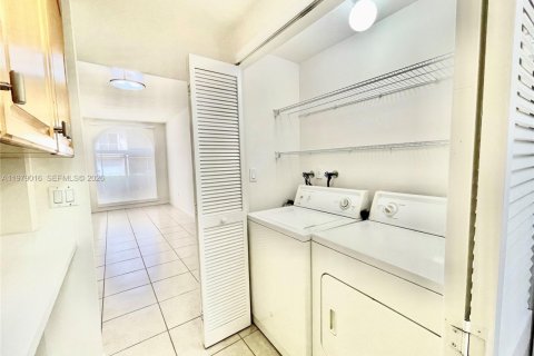 Снять в аренду таунхаус в Майами, Флорида 3 спальни, 166.3м2, № 2044260 - фото 19