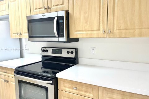 Снять в аренду таунхаус в Майами, Флорида 3 спальни, 166.3м2, № 2044260 - фото 16