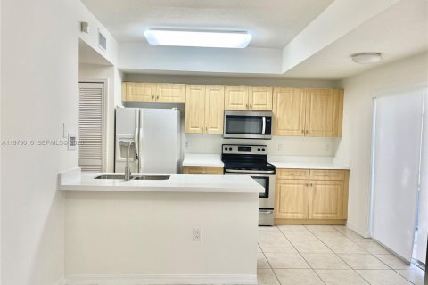 Снять в аренду таунхаус в Майами, Флорида 3 спальни, 166.3м2, № 2044260 - фото 15