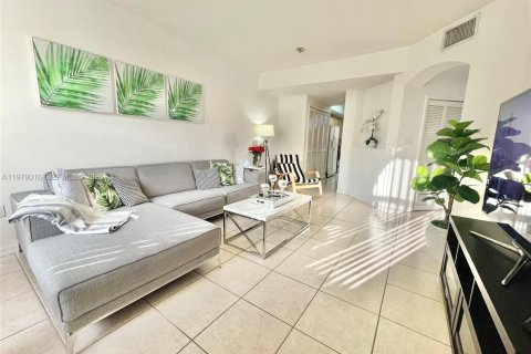 Снять в аренду таунхаус в Майами, Флорида 3 спальни, 166.3м2, № 2044260 - фото 4