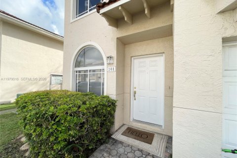 Снять в аренду таунхаус в Майами, Флорида 3 спальни, 166.3м2, № 2044260 - фото 2