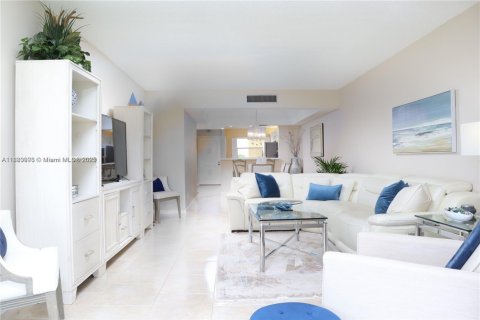 Condo in Boca Raton, Florida, 2 bedrooms  № 1983353 - photo 11