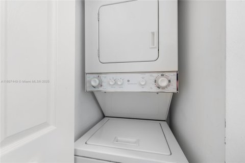 Condo in Miami, Florida, 1 bedroom  № 1877947 - photo 8