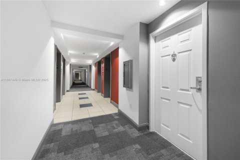 Condo in Miami, Florida, 1 bedroom  № 1877947 - photo 11