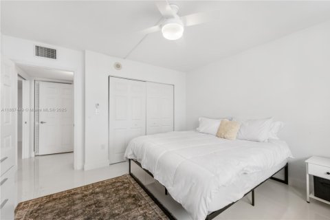 Condo in Miami, Florida, 1 bedroom  № 1877947 - photo 6