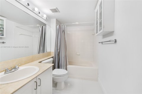 Condo in Miami, Florida, 1 bedroom  № 1877947 - photo 7