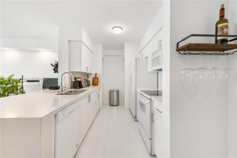 Condo in Miami, Florida, 1 bedroom  № 1877947 - photo 30