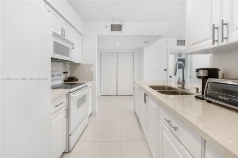 Condo in Miami, Florida, 1 bedroom  № 1877947 - photo 3