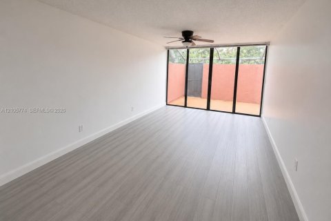 Villa ou maison à vendre à Pembroke Pines, Floride: 3 chambres, 120.68 m2 № 2414664 - photo 24