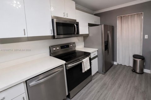 Villa ou maison à vendre à Pembroke Pines, Floride: 3 chambres, 120.68 m2 № 2414664 - photo 14