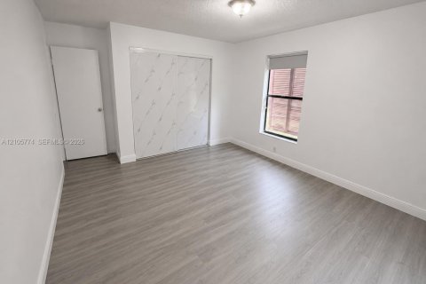 Villa ou maison à vendre à Pembroke Pines, Floride: 3 chambres, 120.68 m2 № 2414664 - photo 25