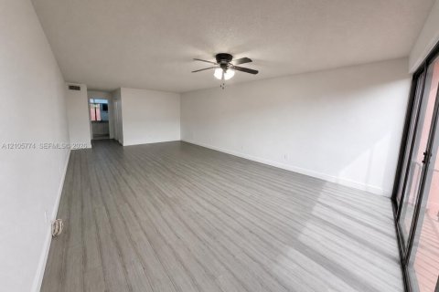 Villa ou maison à vendre à Pembroke Pines, Floride: 3 chambres, 120.68 m2 № 2414664 - photo 19