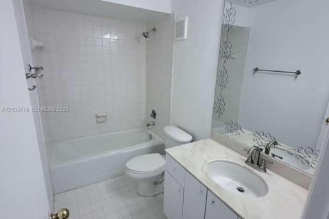 Villa ou maison à vendre à Pembroke Pines, Floride: 3 chambres, 120.68 m2 № 2414664 - photo 16