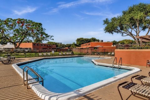 Villa ou maison à vendre à Pembroke Pines, Floride: 3 chambres, 120.68 m2 № 2414664 - photo 12