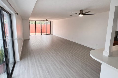 Villa ou maison à vendre à Pembroke Pines, Floride: 3 chambres, 120.68 m2 № 2414664 - photo 4