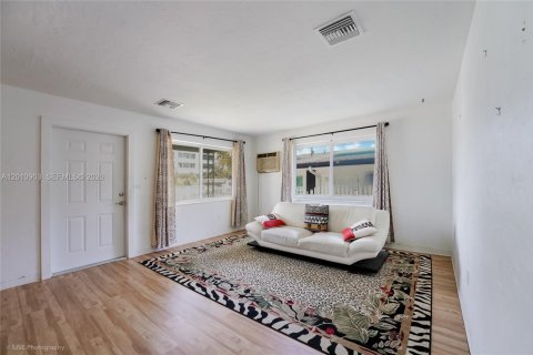 Villa ou maison à vendre à Miami, Floride: 3 chambres, 117.61 m2 № 2073683 - photo 4