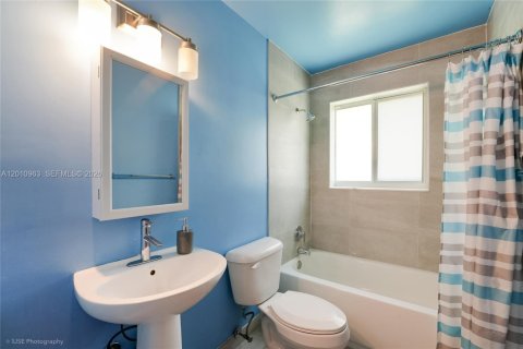 Villa ou maison à vendre à Miami, Floride: 3 chambres, 117.61 m2 № 2073683 - photo 10