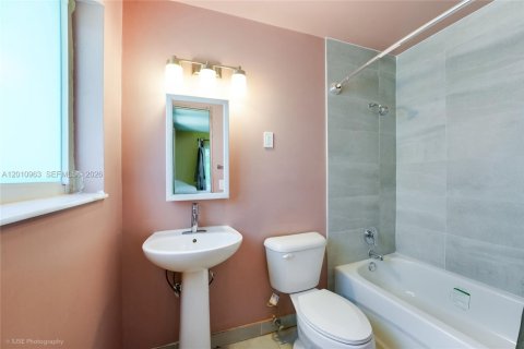 Villa ou maison à vendre à Miami, Floride: 3 chambres, 117.61 m2 № 2073683 - photo 17