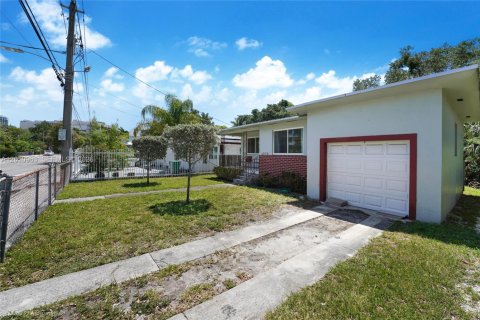 Villa ou maison à vendre à Miami, Floride: 3 chambres, 117.61 m2 № 2073683 - photo 2