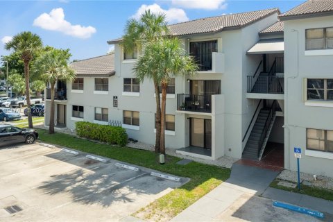 Copropriété à louer à Hialeah, Floride: 2 chambres, 82.03 m2 № 1990897 - photo 1