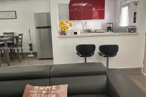 Condo in Miami, Florida, 1 bedroom № 2253587 - photo 2
