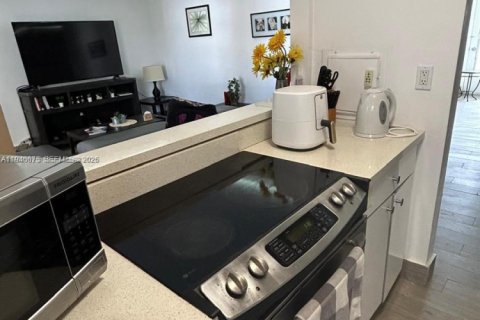 Condo in Miami, Florida, 1 bedroom № 2253587 - photo 9