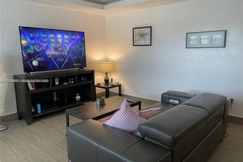Condo in Miami, Florida, 1 bedroom № 2253587 - photo 3