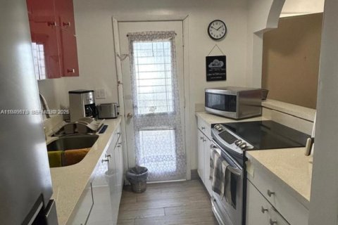Condo in Miami, Florida, 1 bedroom № 2253587 - photo 10