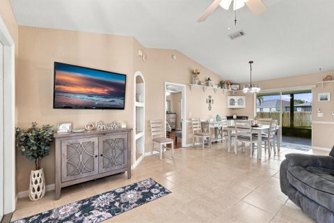 Villa ou maison à vendre à Port St. Lucie, Floride: 2 chambres, 103.86 m2 № 2410764 - photo 4