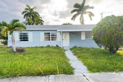 House in Miami Gardens, Florida 3 bedrooms, 163.97 sq.m. № 2374390
