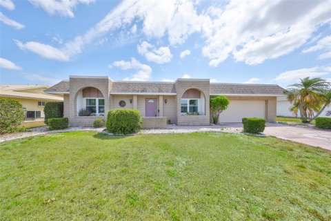Casa en Sun City Center, Florida 2 dormitorios, 113.9 m2 № 2131543