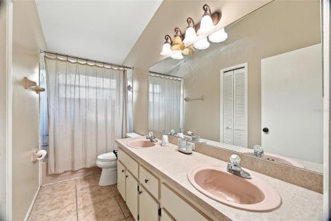 House in Lutz, Florida 5 bedrooms, 349.31 sq.m. № 2426967 - photo 19