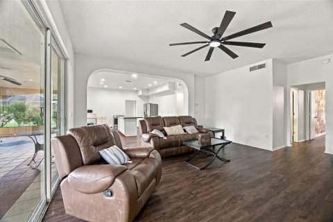 House in Lutz, Florida 5 bedrooms, 349.31 sq.m. № 2426967 - photo 10