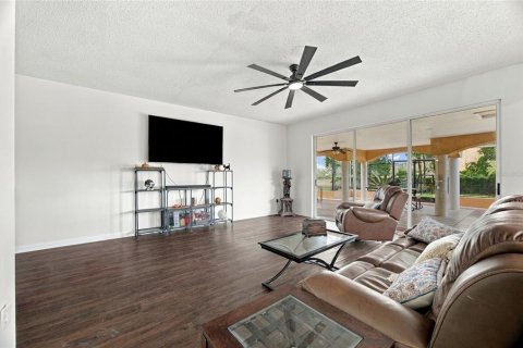 House in Lutz, Florida 5 bedrooms, 349.31 sq.m. № 2426967 - photo 8