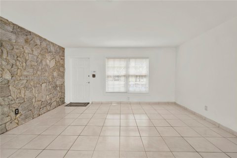 House in Hollywood, Florida 4 bedrooms, 200.11 sq.m. № 1797018 - photo 5