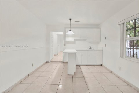House in Hollywood, Florida 4 bedrooms, 200.11 sq.m. № 1797018 - photo 11