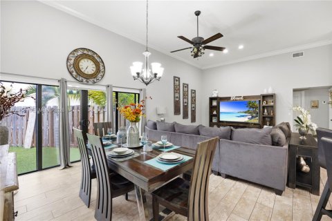 House in Hallandale Beach, Florida 3 bedrooms, 150.87 sq.m. № 2033079 - photo 19