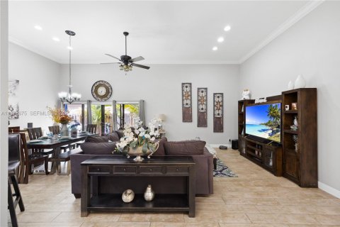 House in Hallandale Beach, Florida 3 bedrooms, 150.87 sq.m. № 2033079 - photo 12