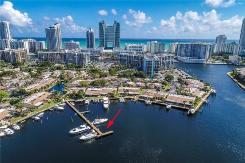 House in Hallandale Beach, Florida 3 bedrooms, 150.87 sq.m. № 2033079