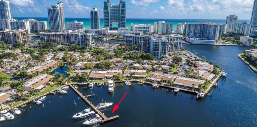 House in Hallandale Beach, Florida 3 bedrooms, 150.87 sq.m. № 2033079