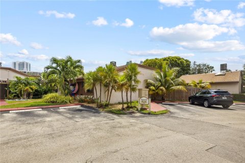 House in Hallandale Beach, Florida 3 bedrooms, 150.87 sq.m. № 2033079 - photo 11