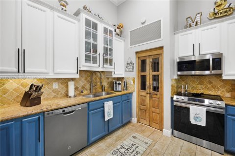 House in Hallandale Beach, Florida 3 bedrooms, 150.87 sq.m. № 2033079 - photo 25