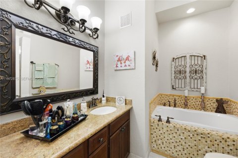 House in Hallandale Beach, Florida 3 bedrooms, 150.87 sq.m. № 2033079 - photo 29