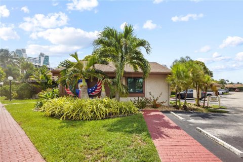 House in Hallandale Beach, Florida 3 bedrooms, 150.87 sq.m. № 2033079 - photo 10