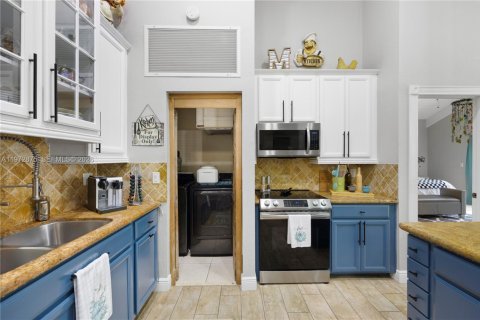 House in Hallandale Beach, Florida 3 bedrooms, 150.87 sq.m. № 2033079 - photo 24