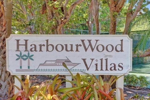 House in Hallandale Beach, Florida 3 bedrooms, 150.87 sq.m. № 2033079 - photo 2