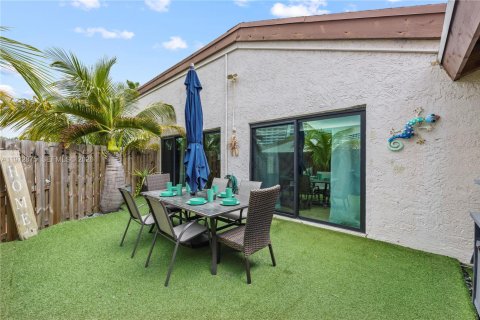 House in Hallandale Beach, Florida 3 bedrooms, 150.87 sq.m. № 2033079 - photo 27