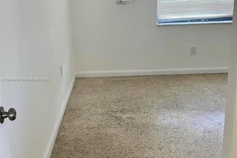 House in Hialeah, Florida 1 bedroom, 44.59 sq.m. № 2001426 - photo 2