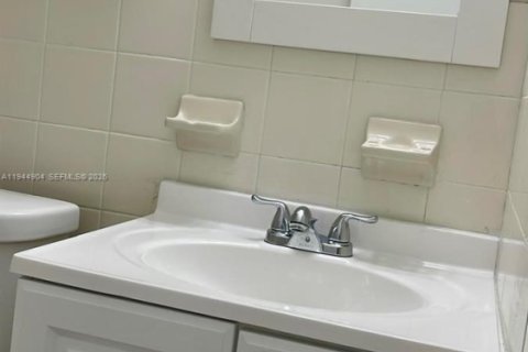 House in Hialeah, Florida 1 bedroom, 44.59 sq.m. № 2001426 - photo 4
